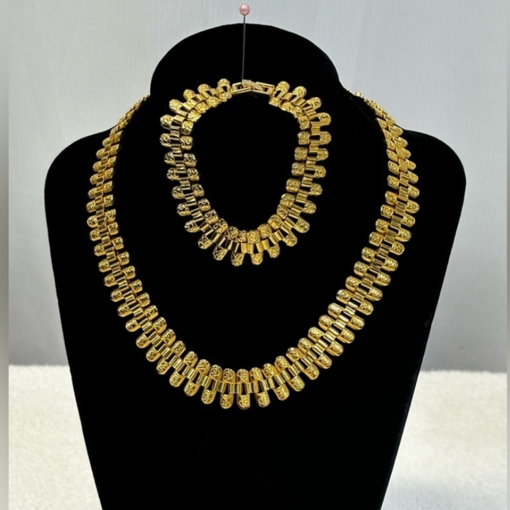 Vintage Gold Tone Necklace and Bracelet Set